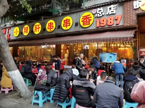  成都鋼管廠五區(qū)小郡肝串串香傳承匠心品質，火爆實至名歸