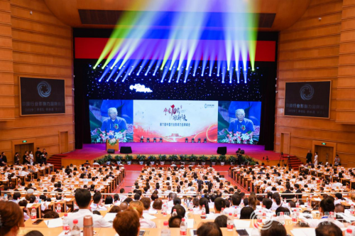  第六屆中國(guó)行業(yè)影響力品牌峰會(huì)，雅座CEO白昱對(duì)話央視康輝