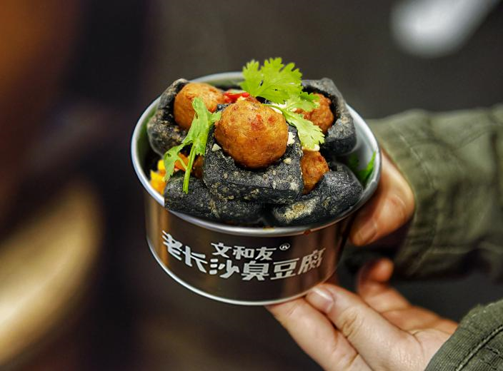 風(fēng)口下的美食進(jìn)化，星期零與文和友老長沙臭豆腐“牽手”做植物肉臭豆腐