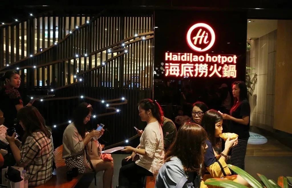 餐飲大事件202期｜  海底撈半年凈虧10億，股價(jià)卻瘋漲；肯德基暫停使用吮指廣告語(yǔ)；百勝中國(guó)或?qū)?月在港上市|餐飲界