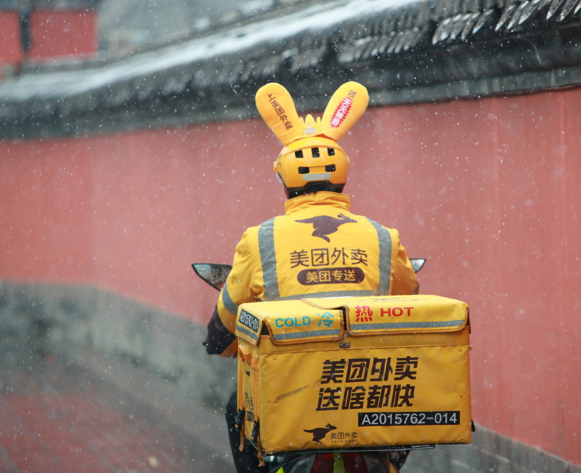 外賣小哥群毆奔馳車主，毆打的不是“上流社會”，是“平臺的牢寵”