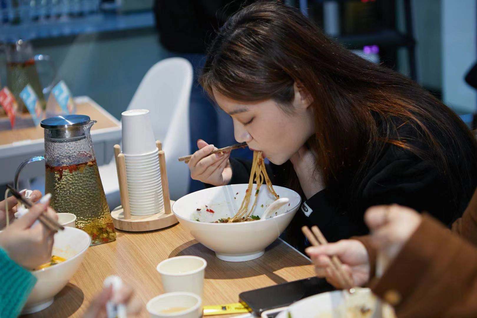 創(chuàng)新“智能面館”新賽道 ，數(shù)字化賦能掘金千億級面類市場|餐飲界