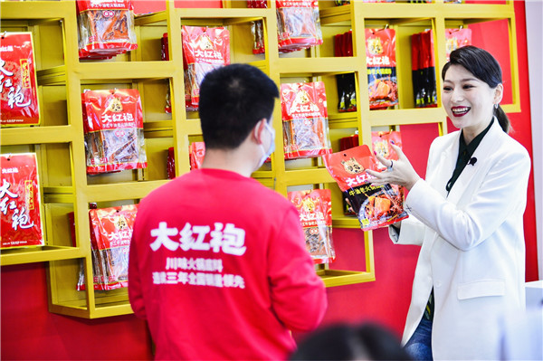 2噸巨型火鍋底料亮相！天味食品實(shí)力引爆春糖