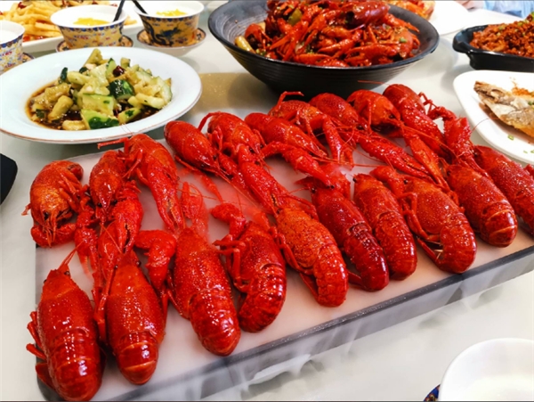 單場(chǎng)直播破20萬(wàn)，抖音武漢美食人氣榜第1名，這家小龍蝦店是如何做到的？