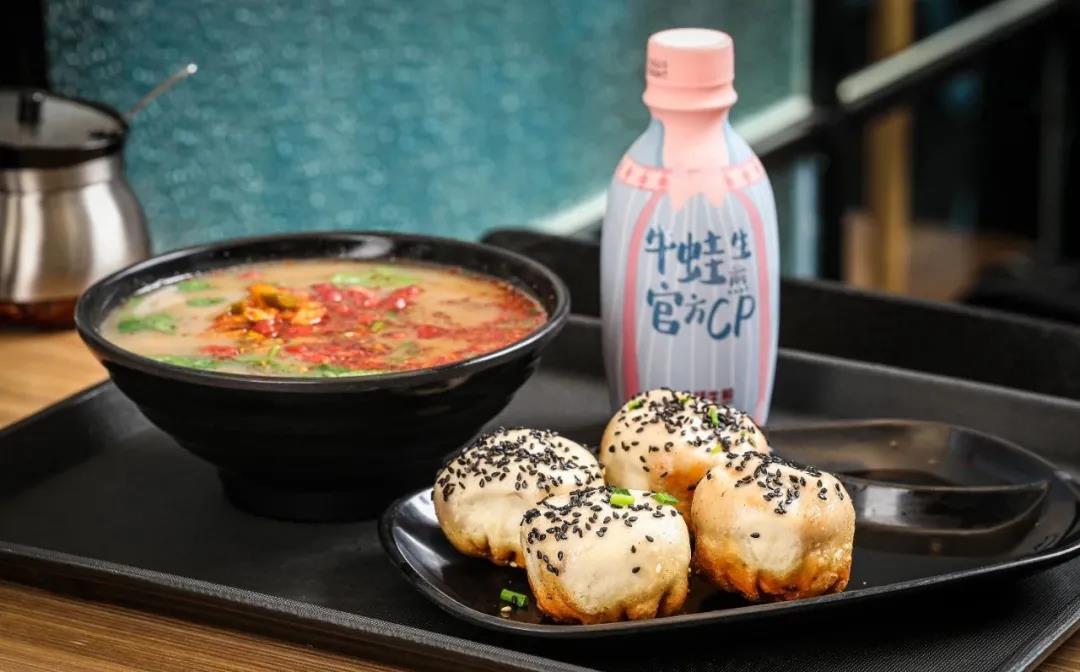 餐飲大事件246期 |海底撈上半年?duì)I收200.94億、星巴克中國首席執(zhí)行官將換人、“2022黑珍珠餐廳指南” 名單公|餐飲界