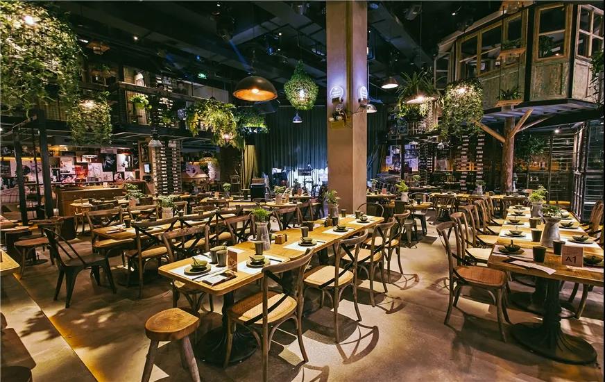 星巴克、火鍋店搶著入局的小酒館，到底好在哪里？
