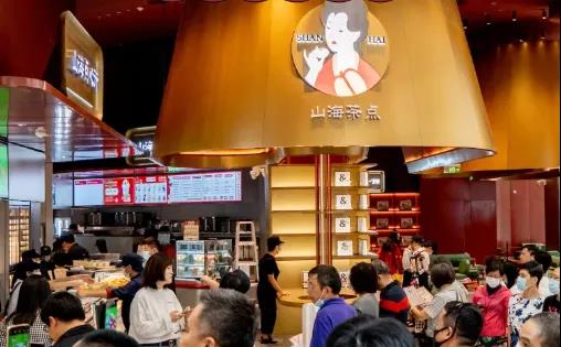 茶飲x漢服、火鍋x啤酒、咖啡x電競(jìng)，跨界聯(lián)名店又有啥新玩法？