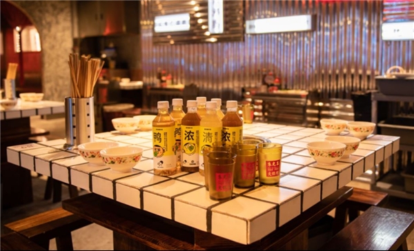 喜茶瓶裝跨界合作朱光玉火鍋，化身國慶成都熱門打卡地