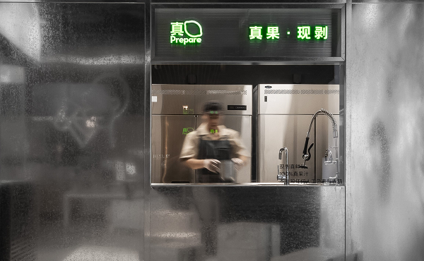 喜茶在多地門店推出真果現(xiàn)剝透明窗口，真果品質(zhì)看得見|餐飲界