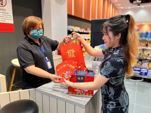 海外中國春節(jié)氛圍濃厚，中國梅酒被全球華人加入年貨購物車