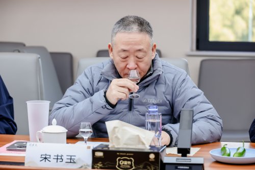 葵花酒業(yè)「問(wèn)東方」獲酒協(xié)首肯，泰斗天團(tuán)為何集體為「問(wèn)東方」站臺(tái)？